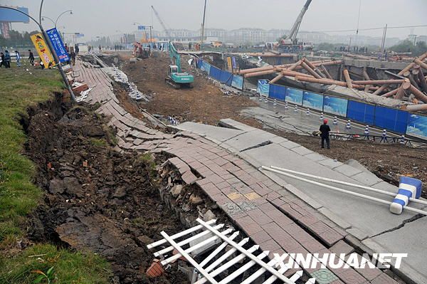 На месте обрушения строящегося тоннеля метро в г. Ханчжоу ведутся интенсивные поисково- спасательные работы