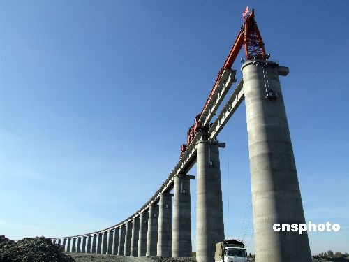 Завершено строительство самого длинного железнодорожного моста Синьцзяна