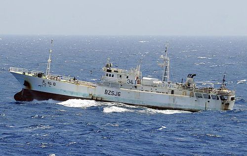 Фотографии рыболовного судна «Тяньюй-8», захваченного пиратами 