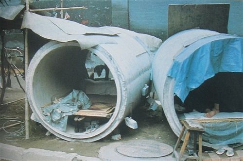 На снимке: в 1976 году на территории Таншань в провинции Хэбэй произошло землетрясение. В Пекине были построены защитные палатки.