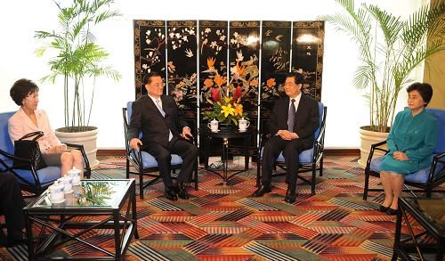 Генеральный секретарь ЦК КПК Ху Цзиньтао встретился с почетным председателем китайской партии Гоминьдан Лянь Чжанем