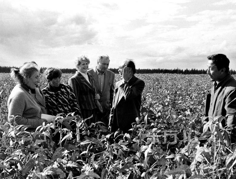 13 августа 1989 года делегация Всероссийского НИИ Амурской области приехала с визитом в Сельскохозяйственный НИИ Хэйхэ Китая.
