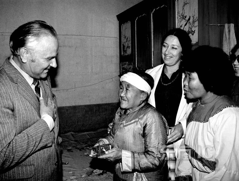 Второго августа 1985 года представители Ассоциации дружбы между КНР и СССР побывали в гостях в одной из волостей орочонской национальности при городе Хэйхэ.