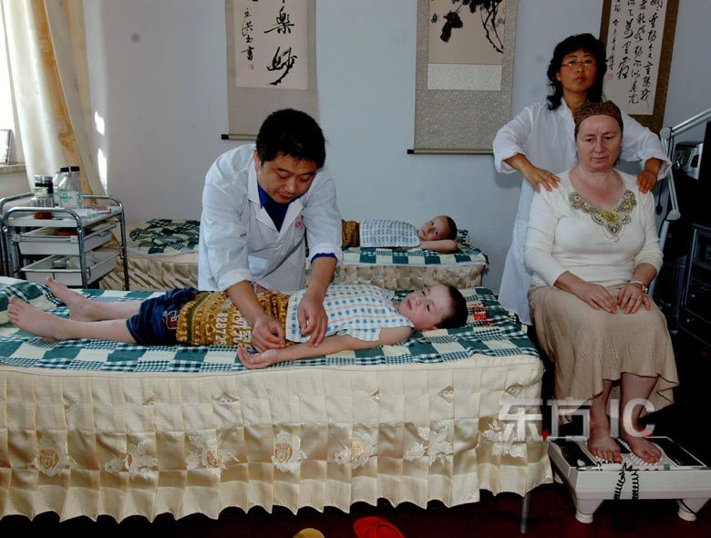 12 сентября 2007 года, доктор китайской медицины из г. Хэйхэ лечит российского больного. Тогда больные из Хабаровска