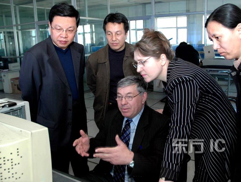 18 мая 2006 года Ван Фэн (первый справа) – начальник редакции газеты «Хэйхэ жибао» и Иванов Виктор Анатольевич (первый слева) 