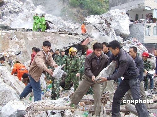 По предварительным данным, 1 человек погиб, 6 получили травмы и 5 находятся под завалами в результате обвала горной породы на юге Китая5