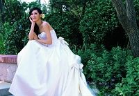 Красавица Мэн Гуанмэй в классическом свадебном платье