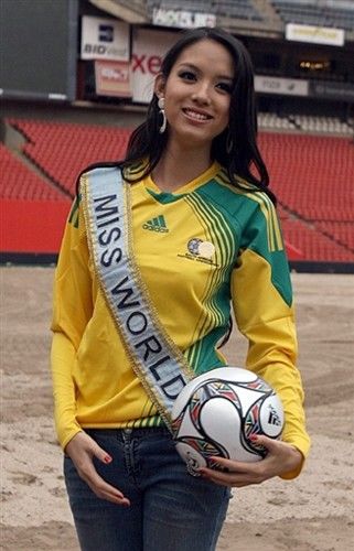 Мисс мира Чжан Цзылинь демонстрирует спортивное мастерство на футбольной площадке