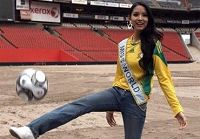 Мисс мира Чжан Цзылинь демонстрирует спортивное мастерство на футбольной площадке