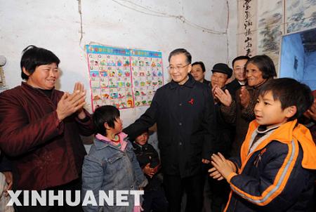 Премьер Вэнь Цзябао навещает сирот и больных СПИДом в г. Фуян пров. Аньхой