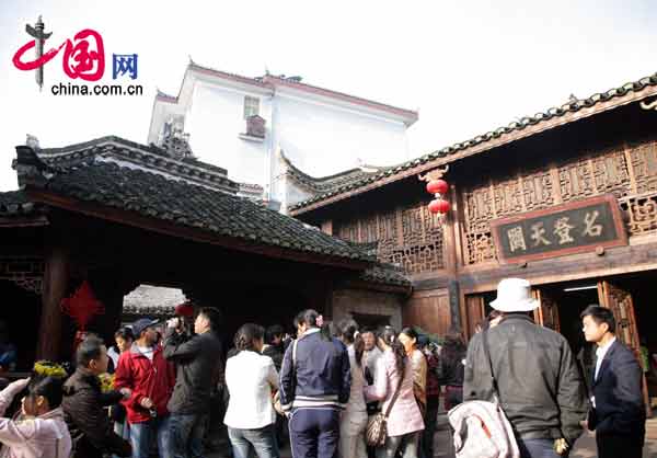 Повседневная жизнь в деревне национальности мяо в древнем городе Фэнхуан