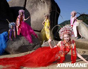 Демонстрация свадебных нарядов конкурсантов Китайского конкурса моделей «Синьсылу» в городе Санья