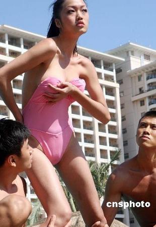 Демонстрация купальников участниками Китайского конкурса моделей «Синьсылу» в городе Санья