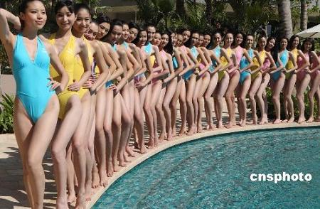 Демонстрация купальников участниками Китайского конкурса моделей «Синьсылу» в городе Санья