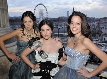 Дочки известных людей собрались в Париже на балу в честь совершеннолетия