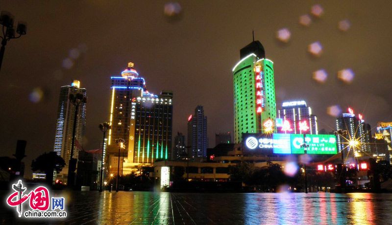 Дождливая ночь в городе Чунцин 