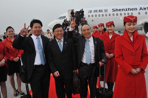 Первый авиарейс в рамках прямых контактов по тремя направлениям между двумя сторонами Тайваньского пролива вылетел из Шэньчжэня