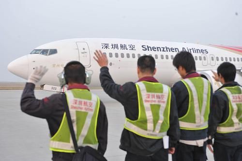 Первый авиарейс в рамках прямых контактов по тремя направлениям между двумя сторонами Тайваньского пролива вылетел из Шэньчжэня