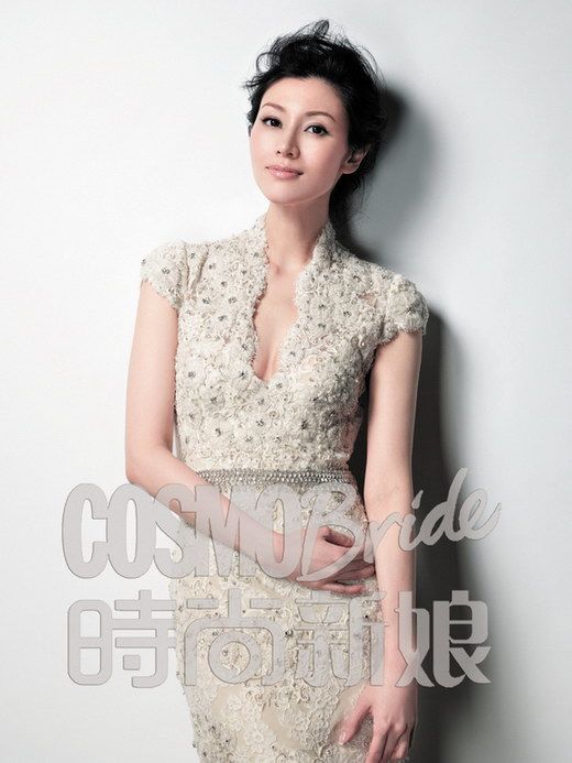 Ли Цзясинь в роскошном свадебном платье