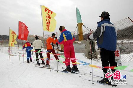 Катание на лыжах на базе отдыха 'Юньфошань'в пекинском районе Миюнь