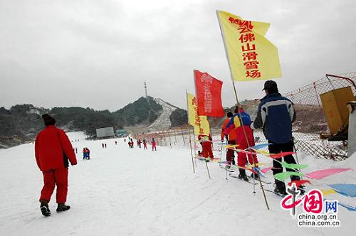 Катание на лыжах на базе отдыха 'Юньфошань'в пекинском районе Миюнь