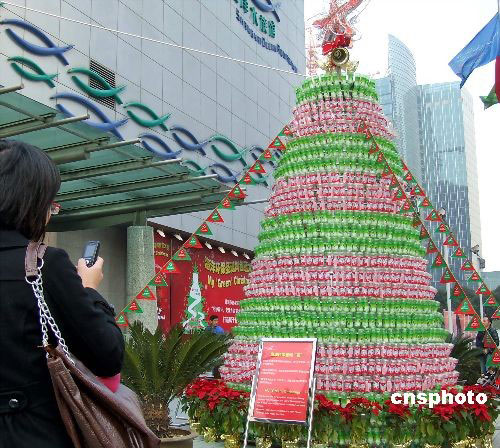 «Пластиковая» рождественская елка