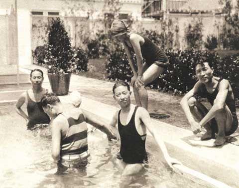 Редкая фотография известного артиста пекинской оперы Мэй Ланьфана в купальном костюме, снятая в 30-е годы прошлого века1