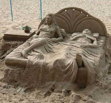 Интересные скульптуры из песка