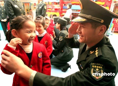 Представители контингента НОАК в Сянгане посетили детский сад и дом престарелых 