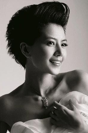 Красотка Гао Юаньюань в черно-белом