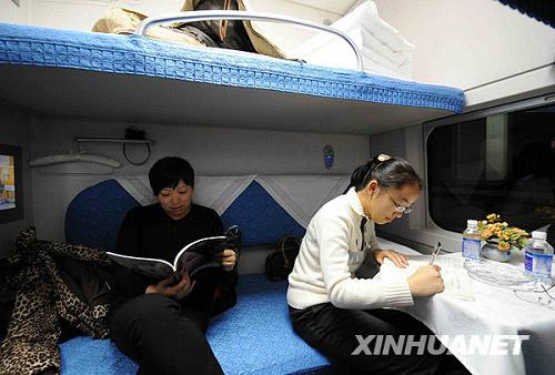 Первый рейс высокоскоростного поезда серии «Гармония» CRH (China Railway High-speed) с плацкартными местами