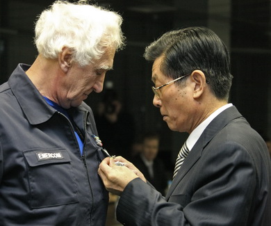 Китайский посол в РФ по поручению правительства провинции Сычуань вручил российским спасателям, врачам и психологам памятные медали