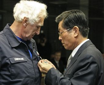 Китайский посол в РФ по поручению правительства провинции Сычуань вручил российским спасателям, врачам и психологам памятные медали