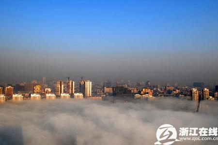 Город Ханчжоу в тумане