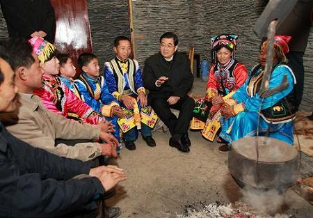 Ху Цзиньтао совершил поездку в пострадавшие от землетрясения районы провинции Сычуань