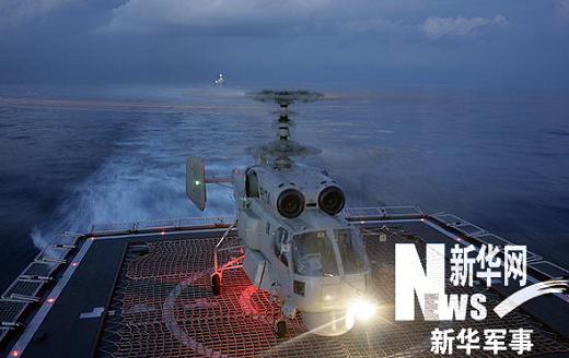 Вертолетные учения по приземлению в ночное время на борт отправляющихся в Аденский залив эсминцев ВМФ КНР