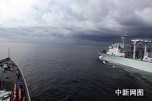 Китайский отряд ВМС в Сомали для борьбы с пиратами впервые осуществил снабжение на море