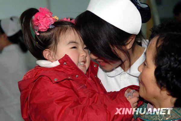 Девочка Сун Синьи, пострадавшая в майском землетрясении, выздоровела и выписалась из больницы 