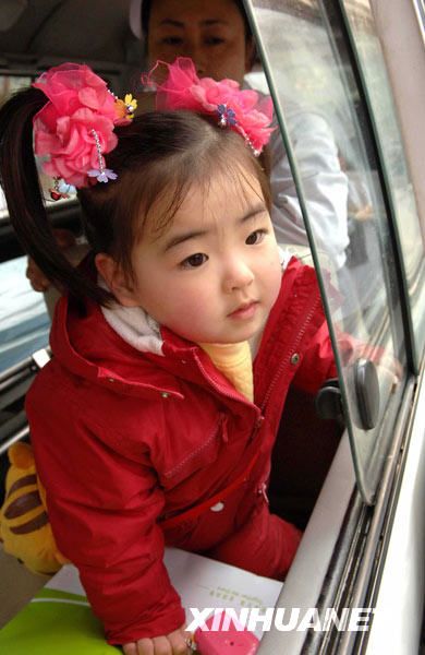 Девочка Сун Синьи, пострадавшая в майском землетрясении, выздоровела и выписалась из больницы 