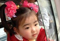 Девочка Сун Синьи, пострадавшая в майском землетрясении, выздоровела и выписалась из больницы