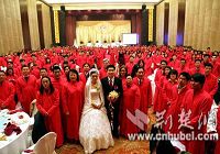 Оригинальная свадьба в городе Гуанчжоу: сотни гостей в красных халатах хором поют гимн КНР