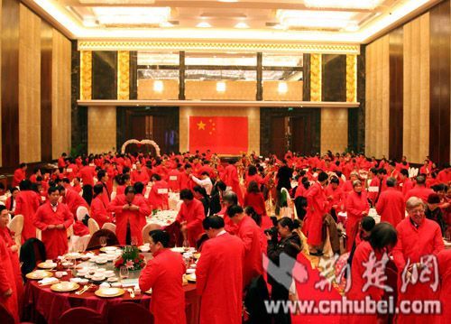 Оригинальная свадьба в городе Гуанчжоу: сотни гостей в красных халатах хором поют гимн КНР 