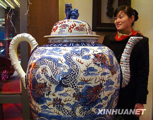 В городе Сучжоу появился огромный фарфоровый чайник, в котором можно заварить чай на 300 человек