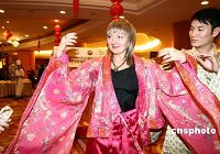 Российские туристы в традиционной китайской одежде династии Хань встретили Новый год в Пекине