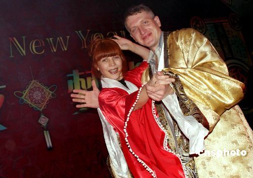 Российские туристы в традиционной китайской одежде династии Хань встретили Новый год в Пекине 