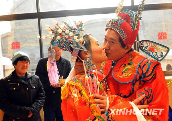 Свадьба шести пар новобрачных в г. Сиань в оперном стиле 