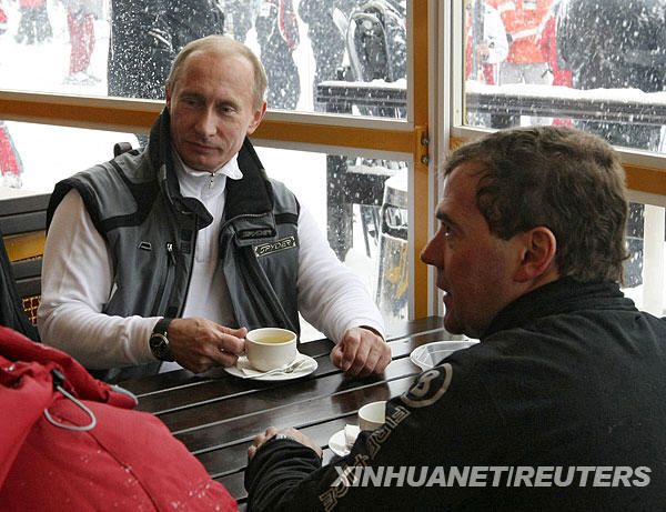 Путин и Медведев катались на лыжах в Новый год