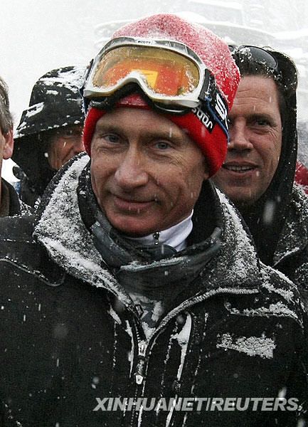 Путин и Медведев катались на лыжах в Новый год