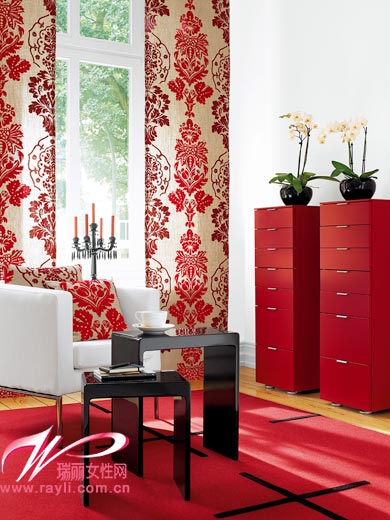 Красная мебель, приносящая горячую праздничную атмосферу