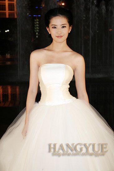 Лю Ифэй в коротком белом платье 1